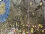 Un homme pense entre les étoiles