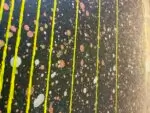 Une femme pense entre les étoiles